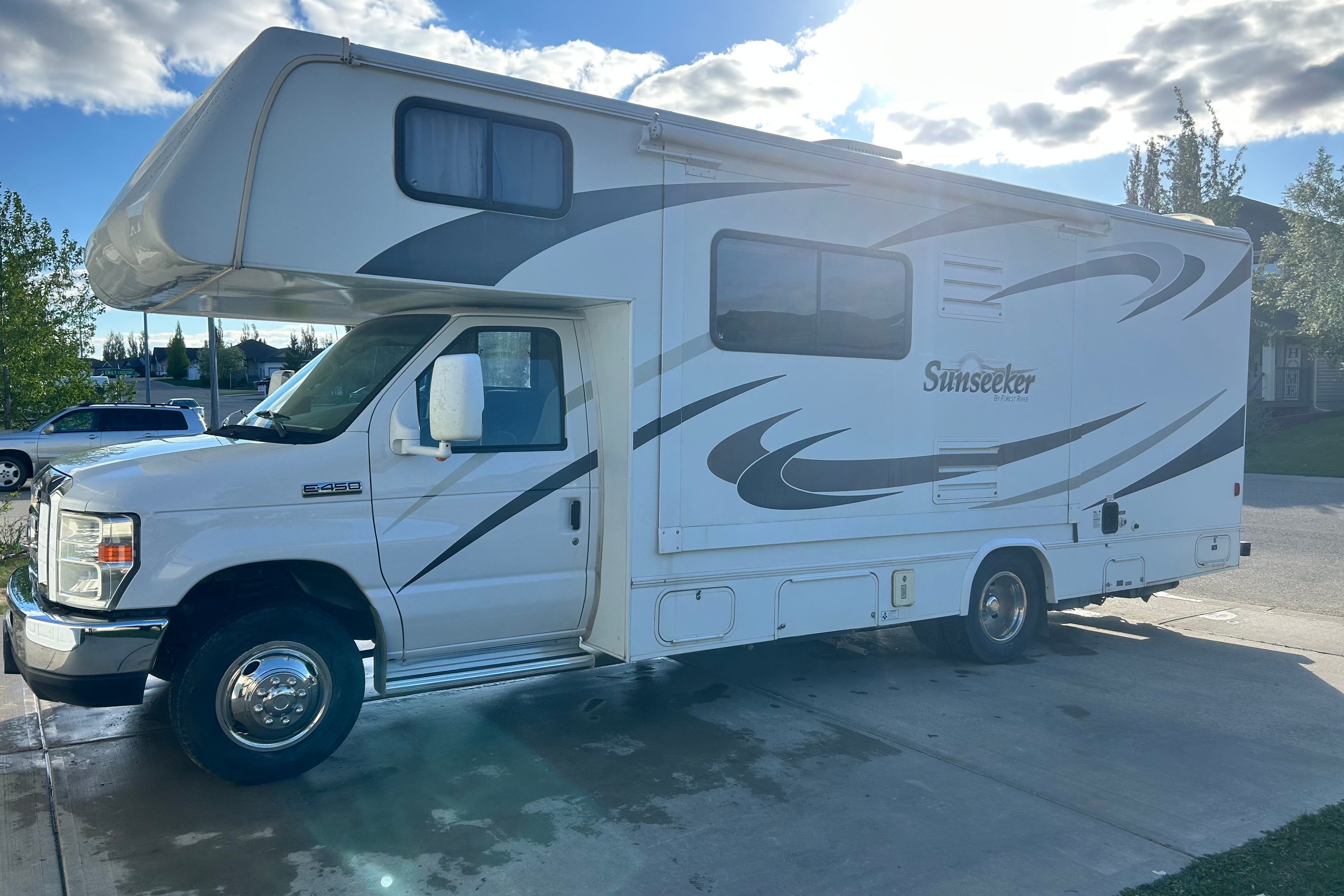 Adventure-Ready 2008 Sunseeker 26' Motorhome – Your Home on the Road!