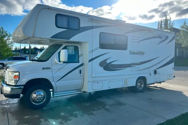 Adventure-Ready 2008 Sunseeker 26' Motorhome – Your Home on the Road!