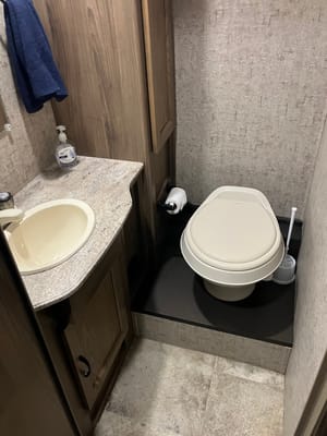 Family RV + Free E-Bike! 2017 Coachmen 27QB