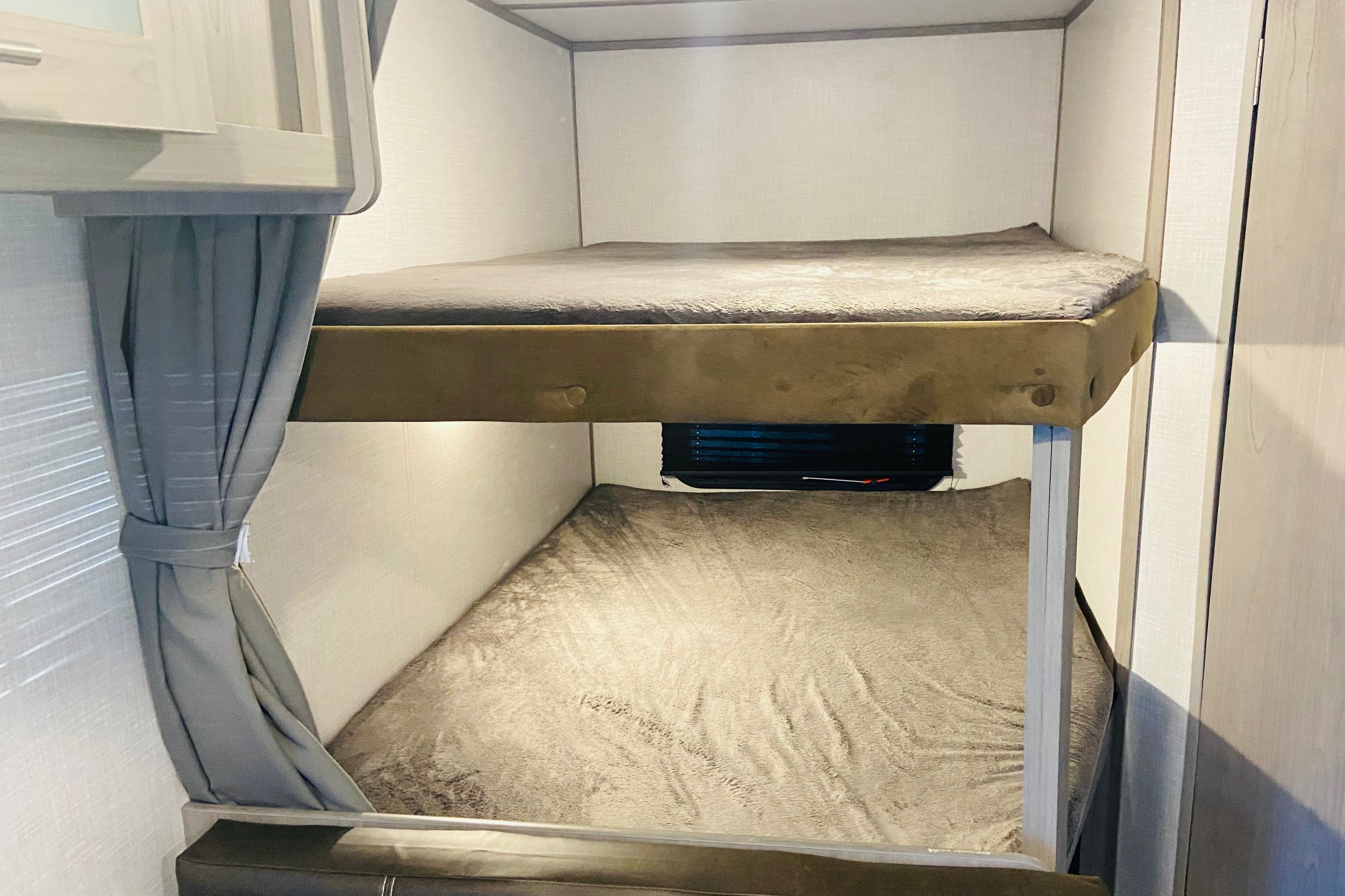Light-Weight 2022 Dutchman 18BH Trailer