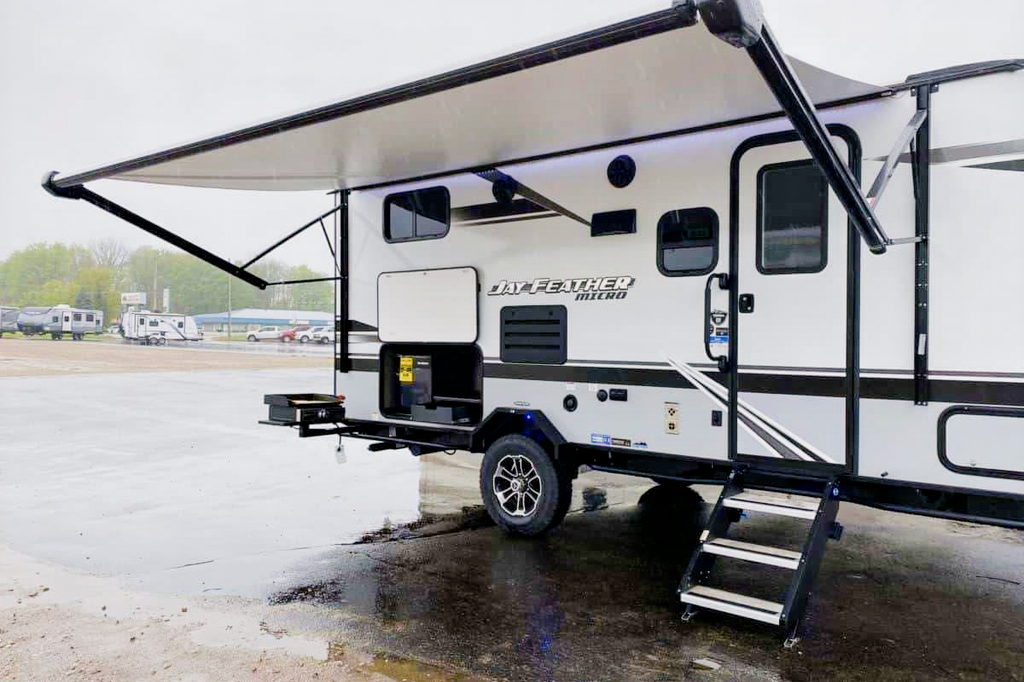Cora and Trav’s Jayco Jay Feather 199mbs Travel Trailer AKA: Rig E Smalls 