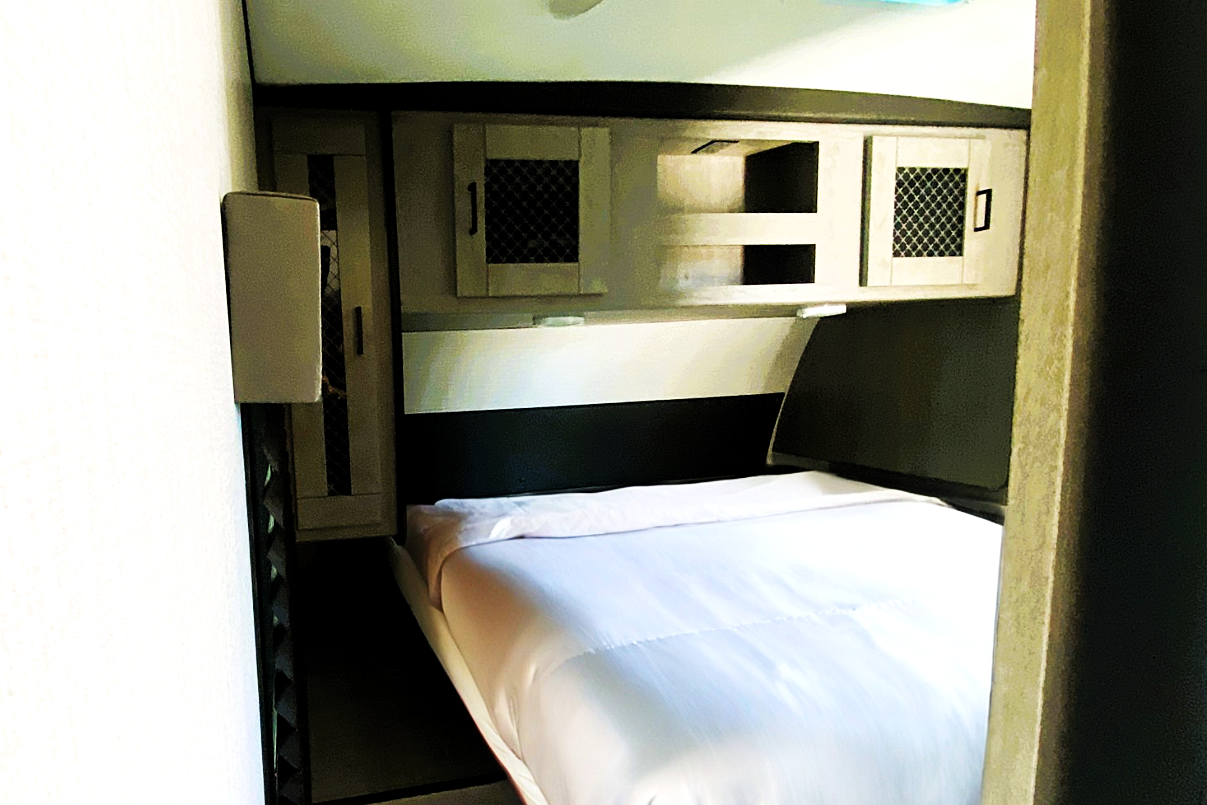 ☁️ Marshmallow Dream ☁️ Slide-Out Space. Sleeps 10 in Comfort & Style