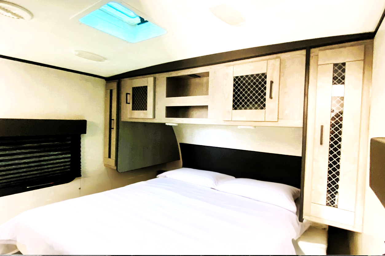 ☁️ Marshmallow Dream ☁️ Slide-Out Space. Sleeps 10 in Comfort & Style