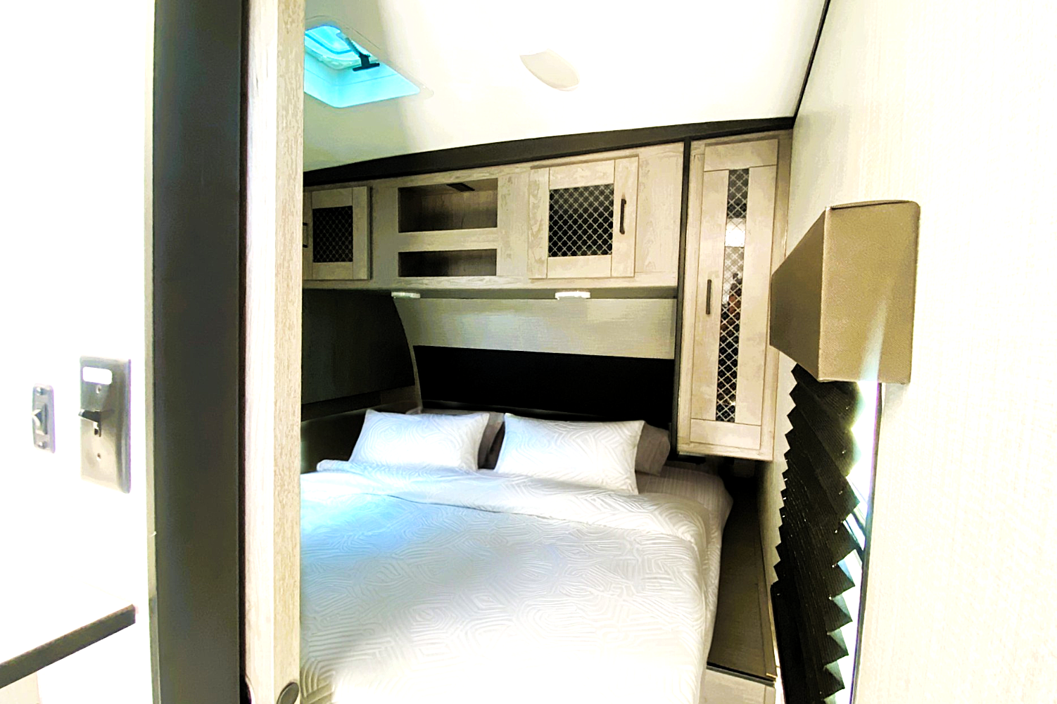 ☁️ Marshmallow Dream ☁️ Slide-Out Space. Sleeps 10 in Comfort & Style