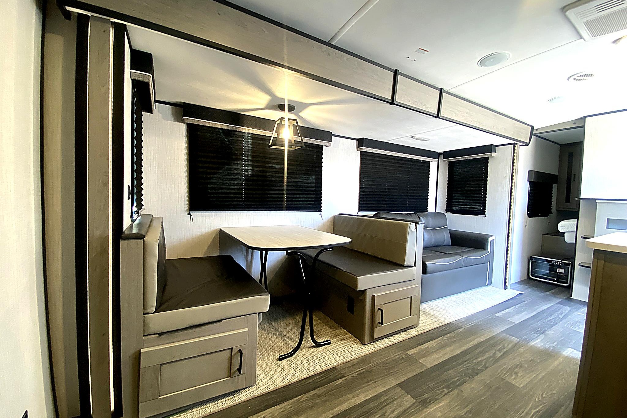 ☁️ Marshmallow Dream ☁️ Slide-Out Space. Sleeps 10 in Comfort & Style