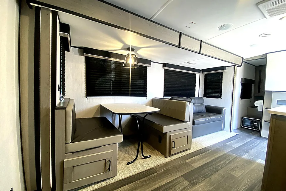 ☁️ Marshmallow Dream ☁️ Slide-Out Space. Sleeps 10 in Comfort & Style