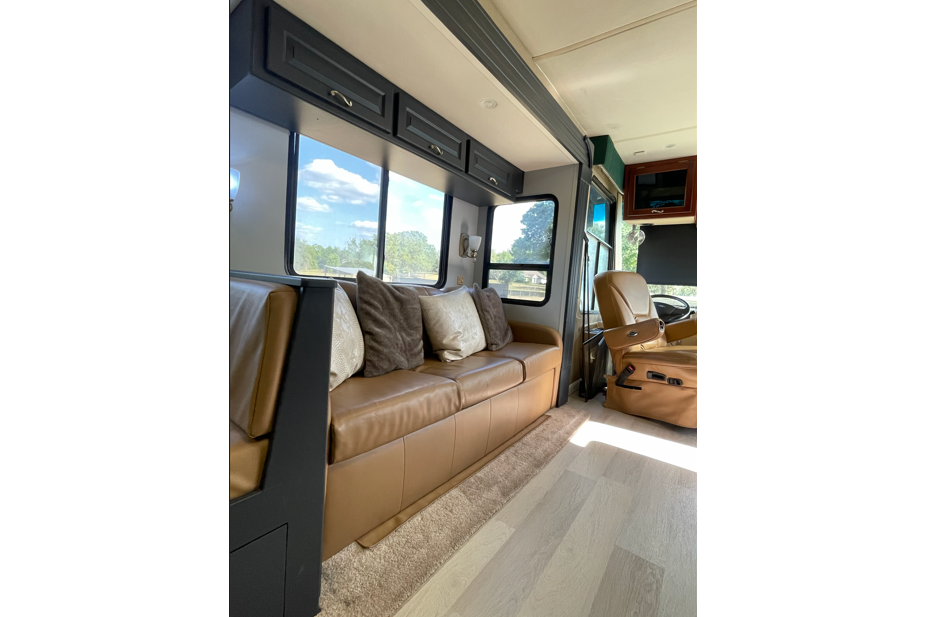 Newmar class A TOY HAULER Class A CL37