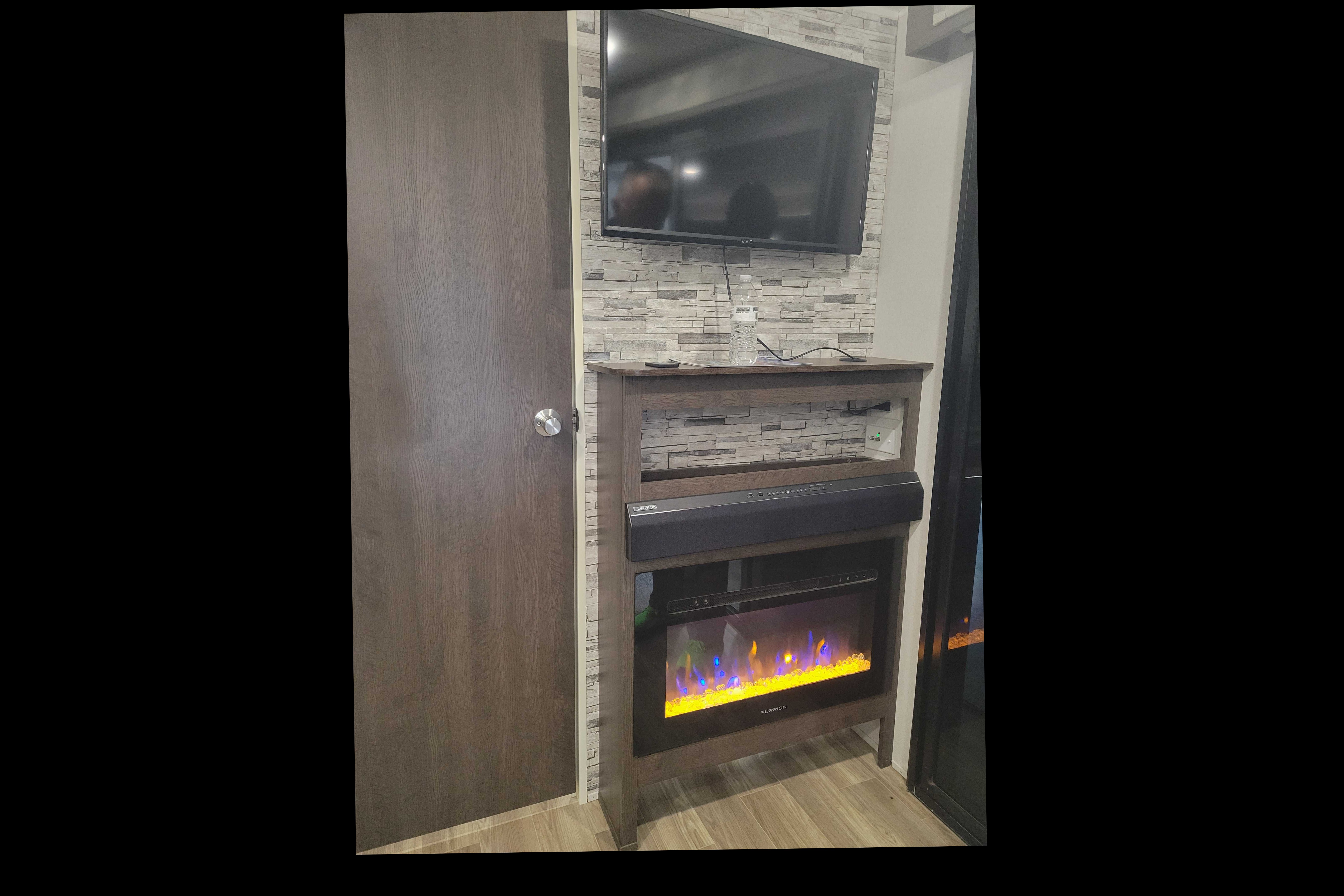 Country Charm RV; Luxe Listing