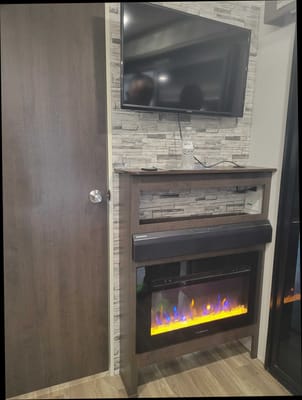 Country Charm RV; Luxe Listing