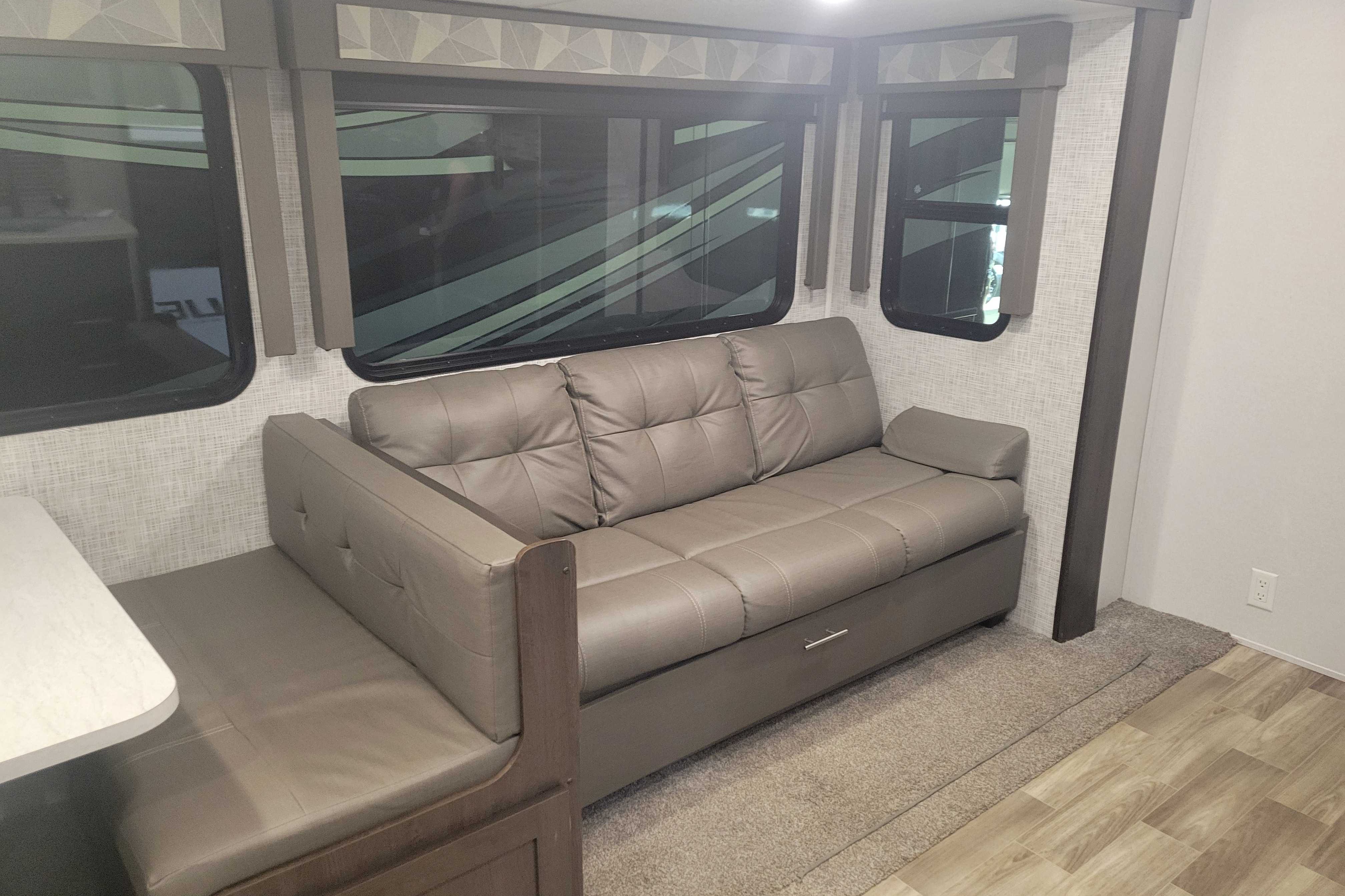 Country Charm RV; Luxe Listing