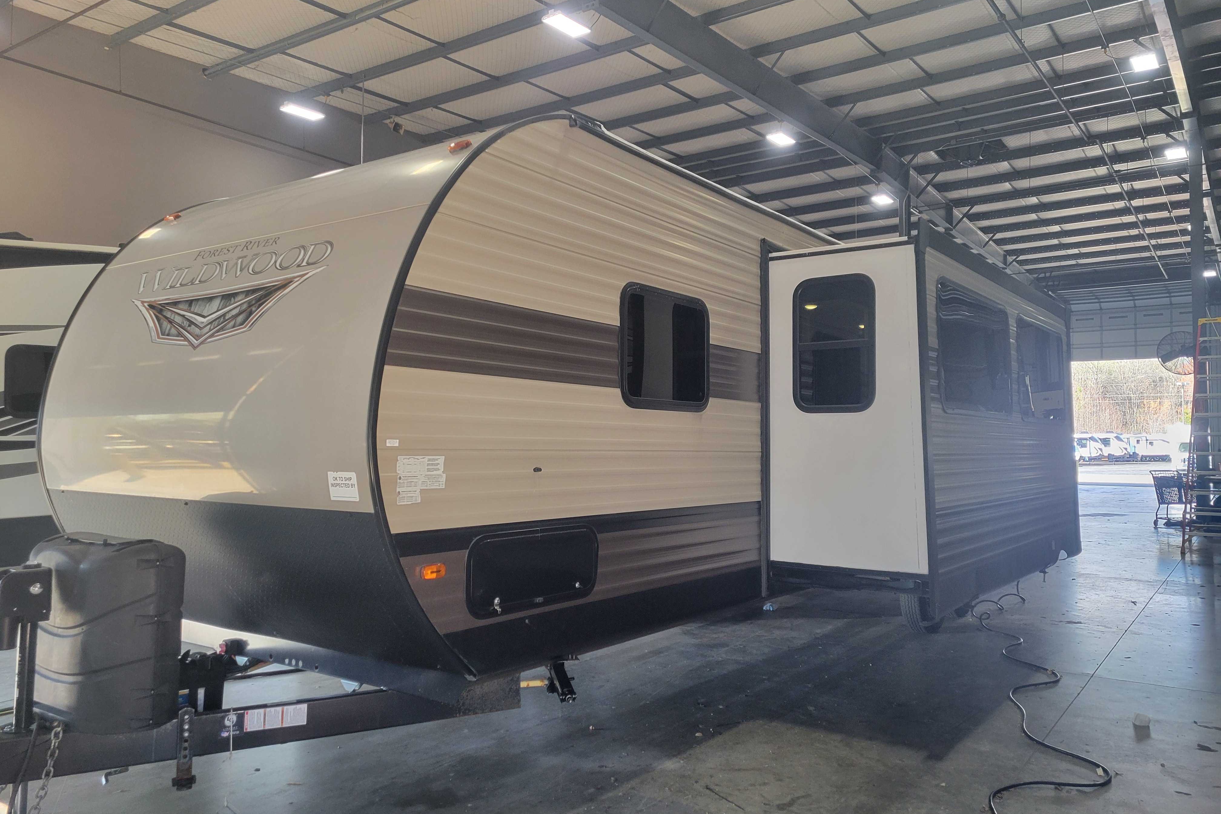 Country Charm RV; Luxe Listing