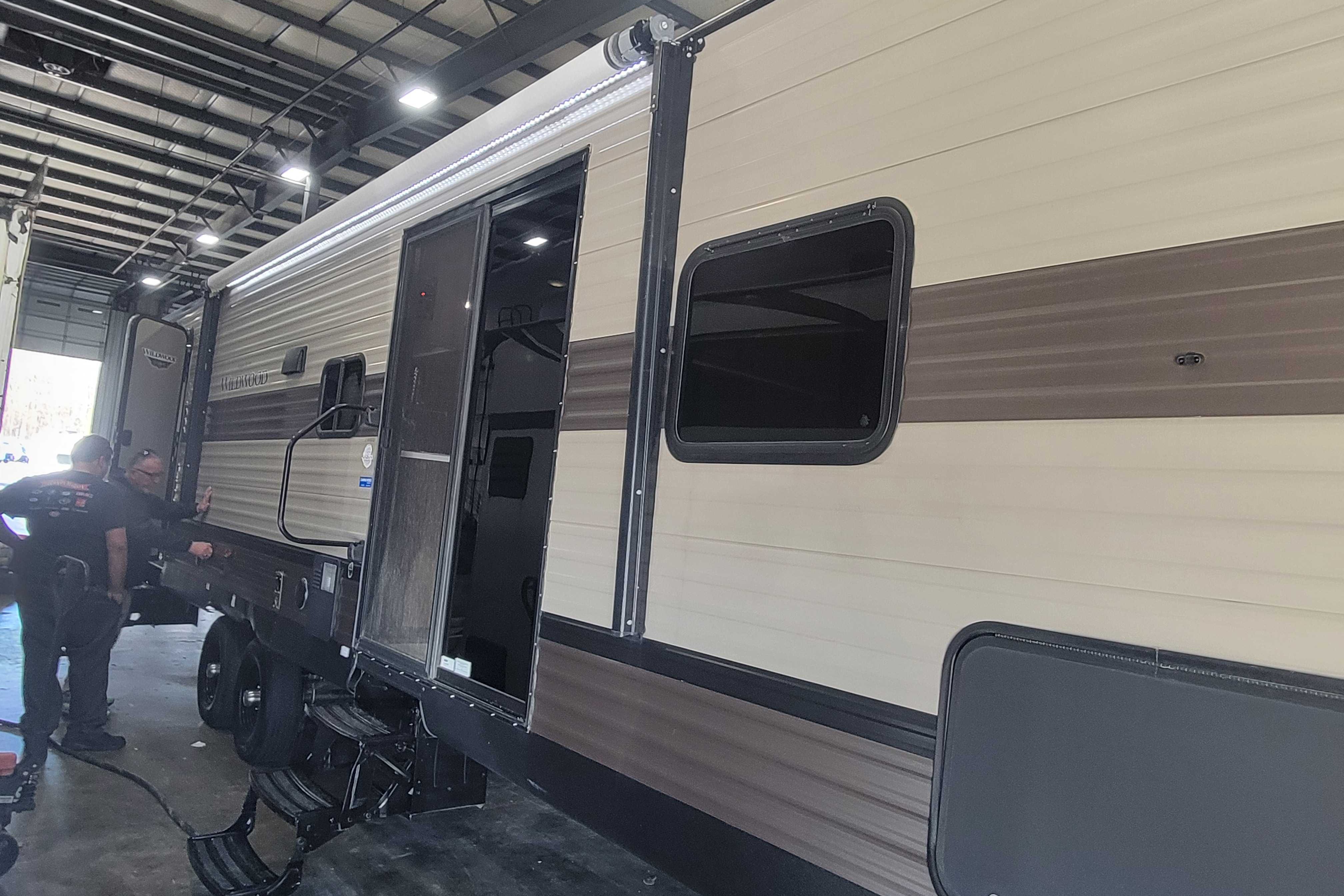 Country Charm RV; Luxe Listing