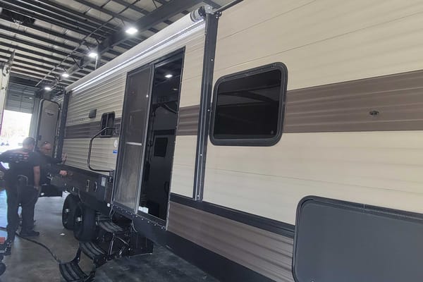 Country Charm RV; Luxe Listing