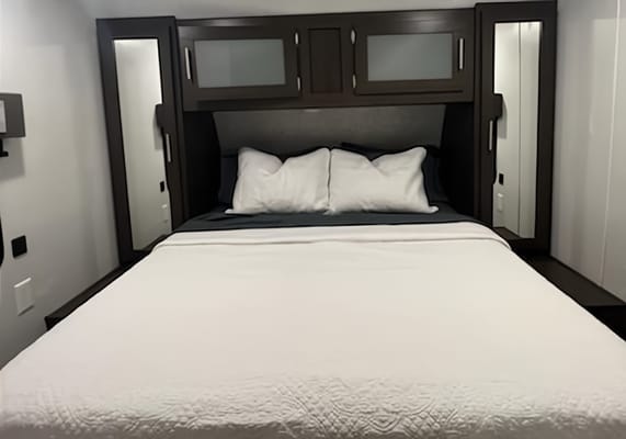 Country Charm RV; Luxe Listing