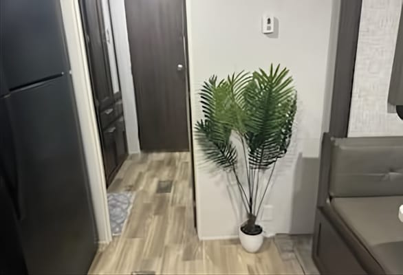 Country Charm RV; Luxe Listing