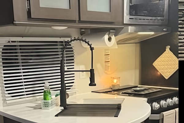 Country Charm RV; Luxe Listing