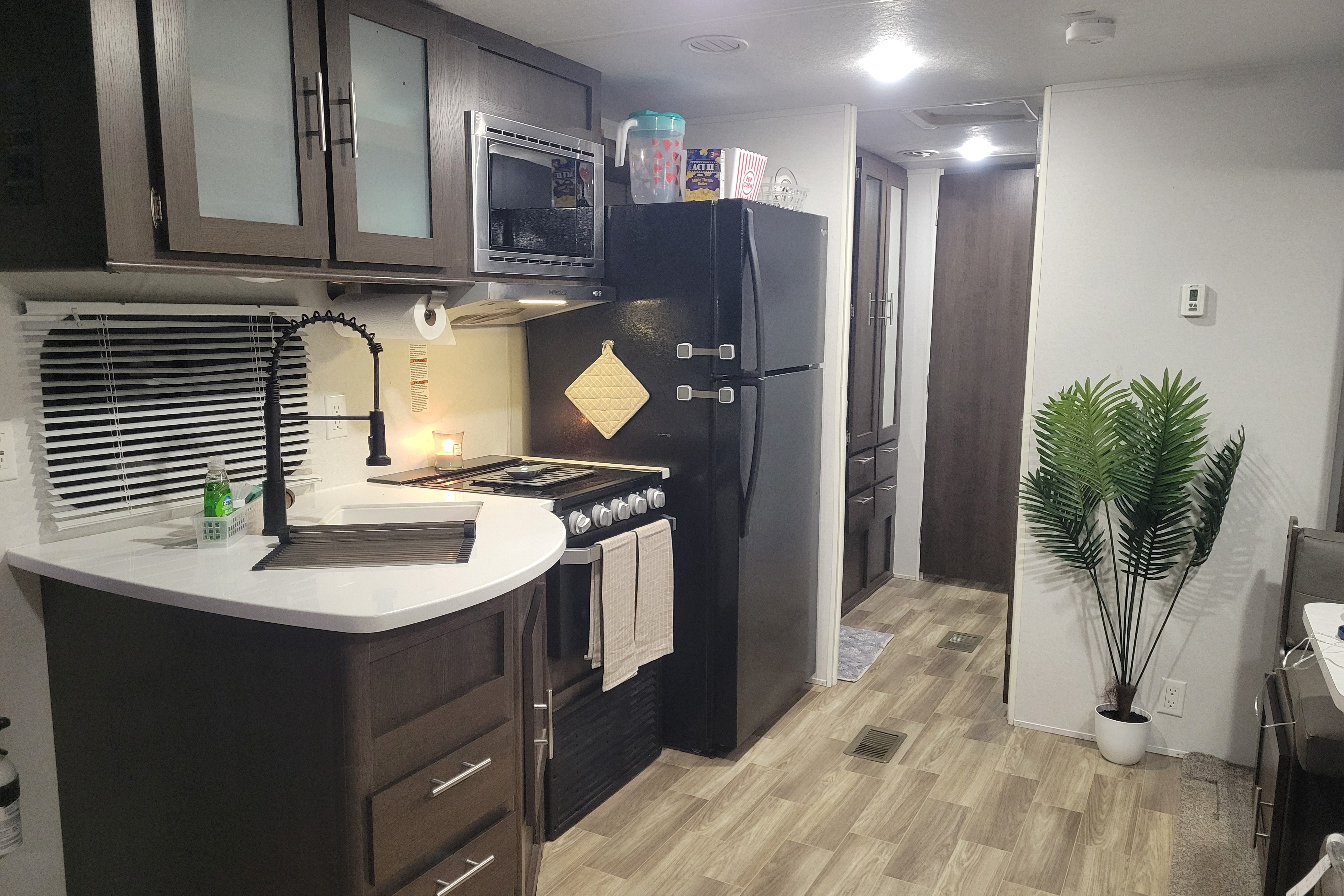 Country Charm RV; Luxe Listing