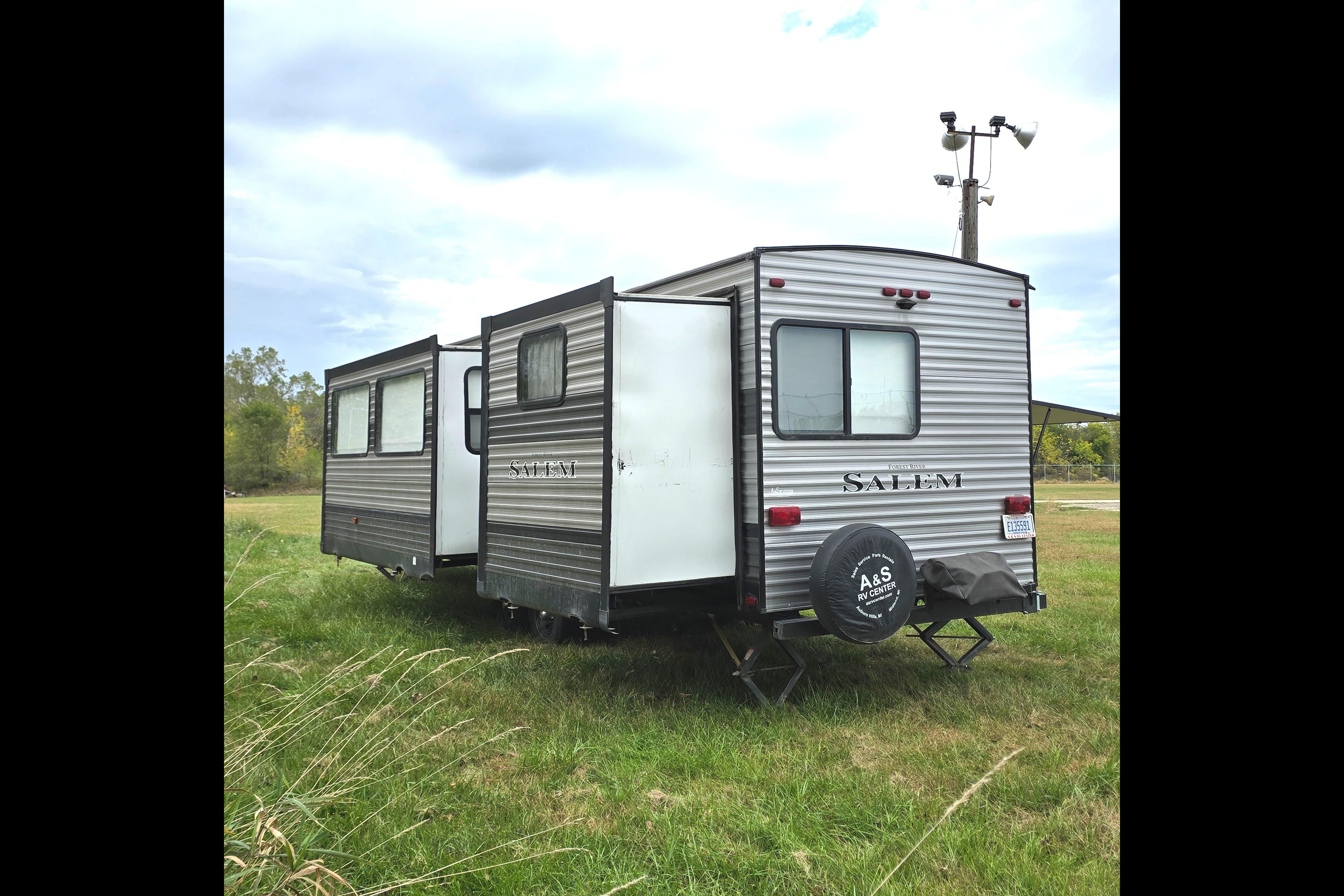 Fireside RV's 2019 Forest River Salem 32BHDS Bunkhouse - LMI1558