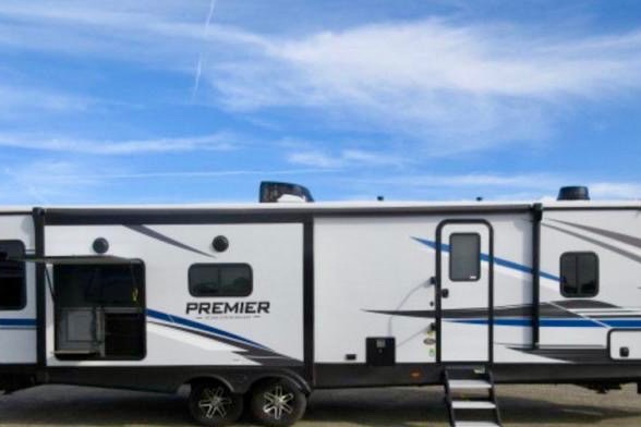 Paws & Relax: Your Pet-Friendly Camper Adventure Awaits!