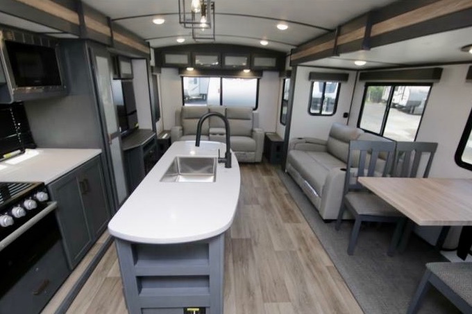 Paws & Relax: Your Pet-Friendly Camper Adventure Awaits!