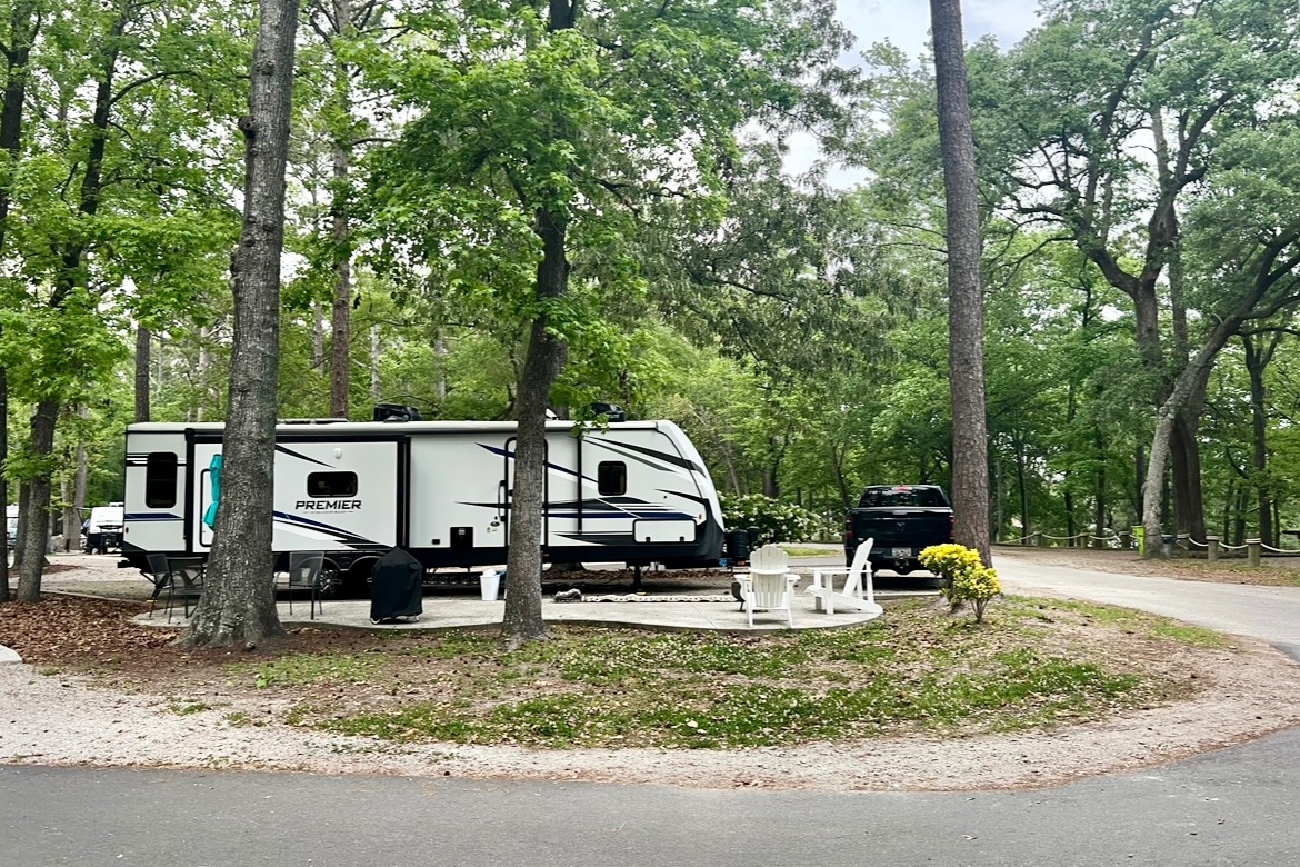 Paws & Relax: Your Pet-Friendly Camper Adventure Awaits!