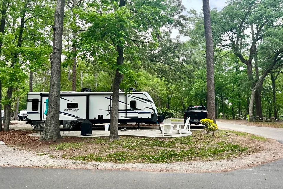 Paws & Relax: Your Pet-Friendly Camper Adventure Awaits!