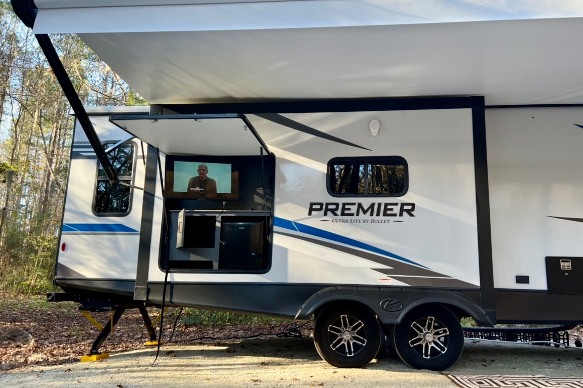 Paws & Relax: Your Pet-Friendly Camper Adventure Awaits!