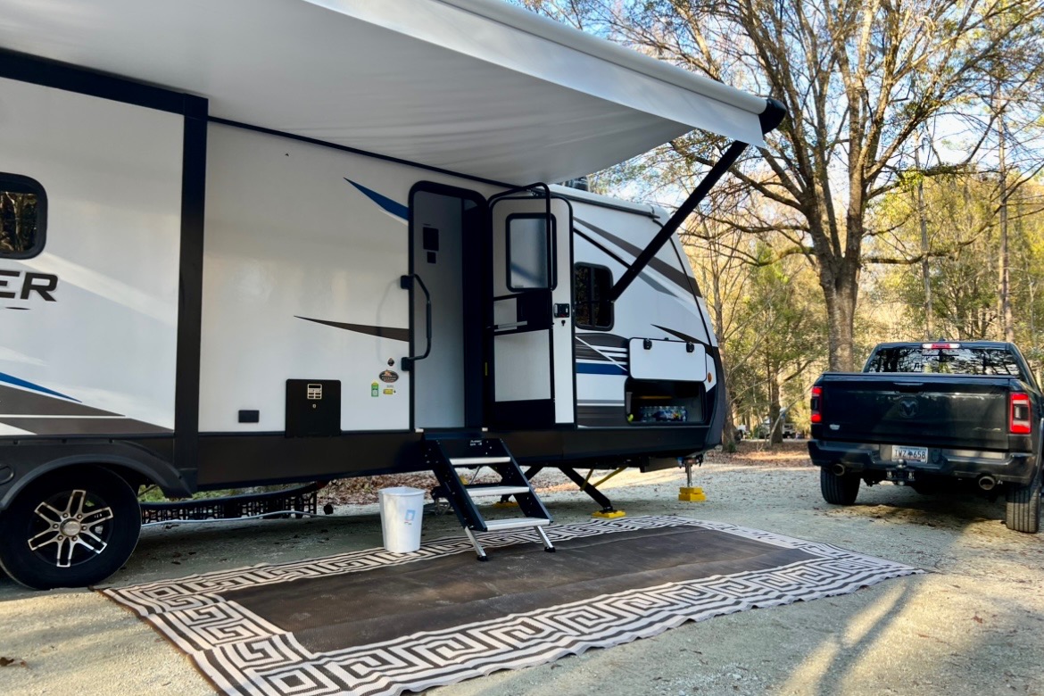 Paws & Relax: Your Pet-Friendly Camper Adventure Awaits!