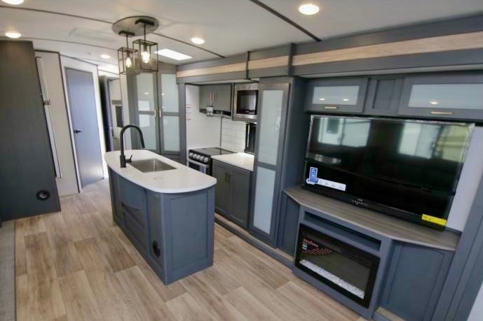 Paws & Relax: Your Pet-Friendly Camper Adventure Awaits!