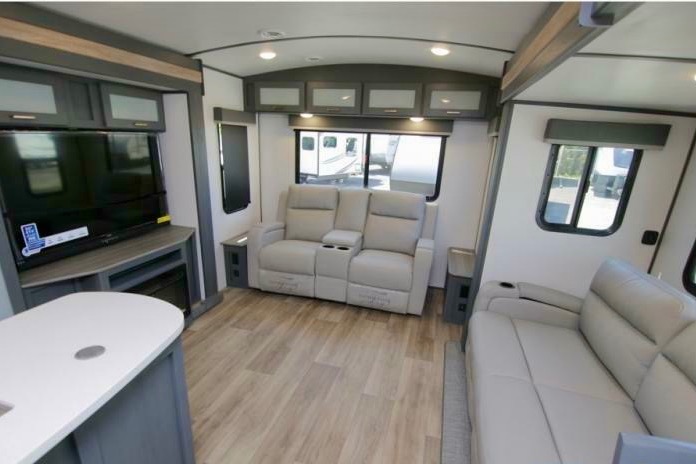 Paws & Relax: Your Pet-Friendly Camper Adventure Awaits!
