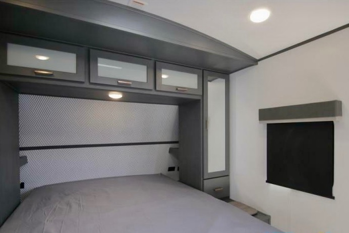 Paws & Relax: Your Pet-Friendly Camper Adventure Awaits!