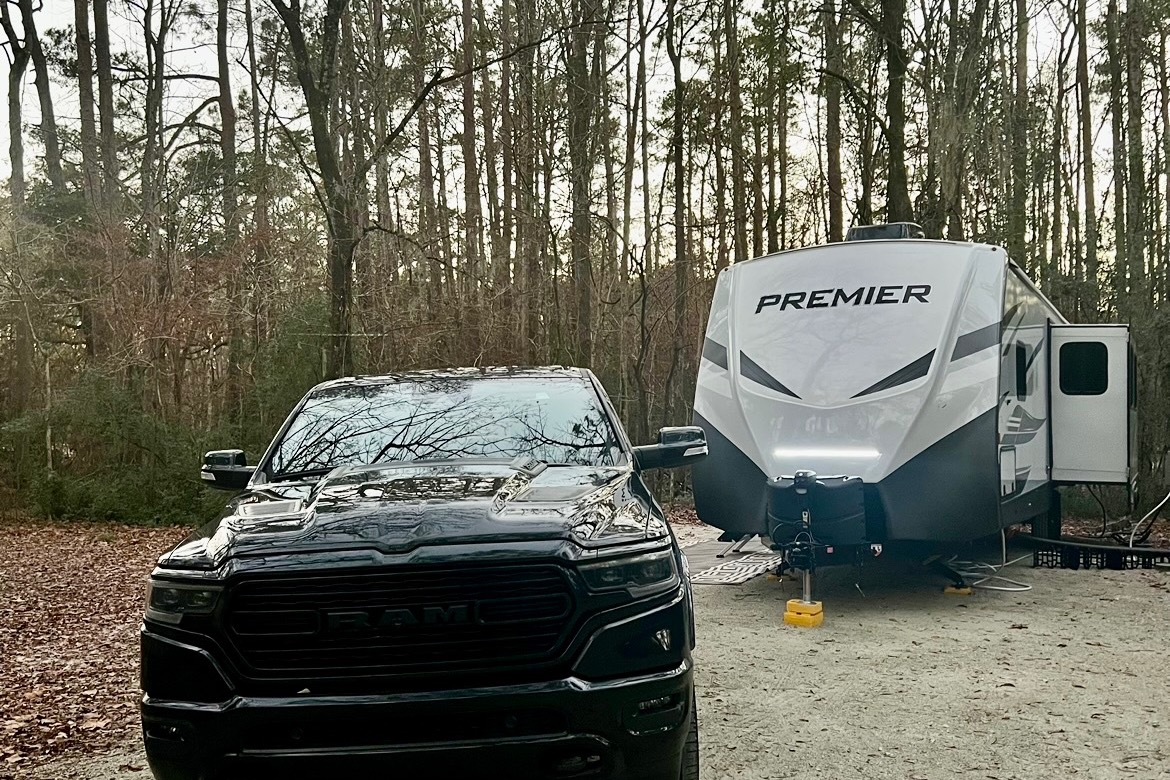 Paws & Relax: Your Pet-Friendly Camper Adventure Awaits!