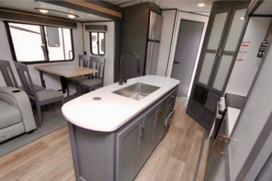 Paws & Relax: Your Pet-Friendly Camper Adventure Awaits!