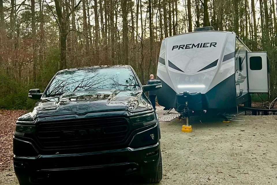 Paws & Relax: Your Pet-Friendly Camper Adventure Awaits!
