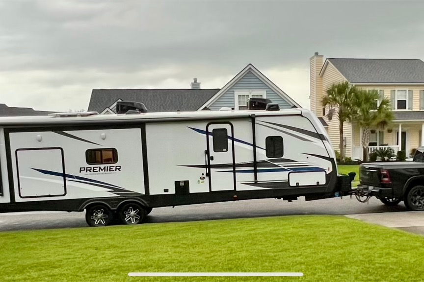 Paws & Relax: Your Pet-Friendly Camper Adventure Awaits!