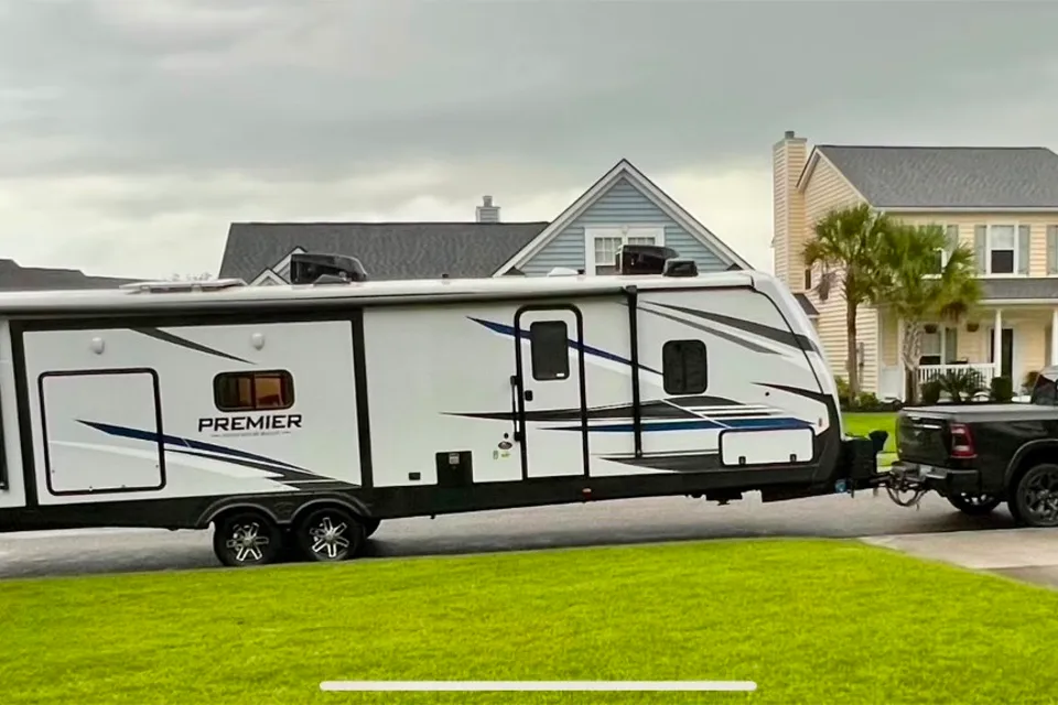 Paws & Relax: Your Pet-Friendly Camper Adventure Awaits!