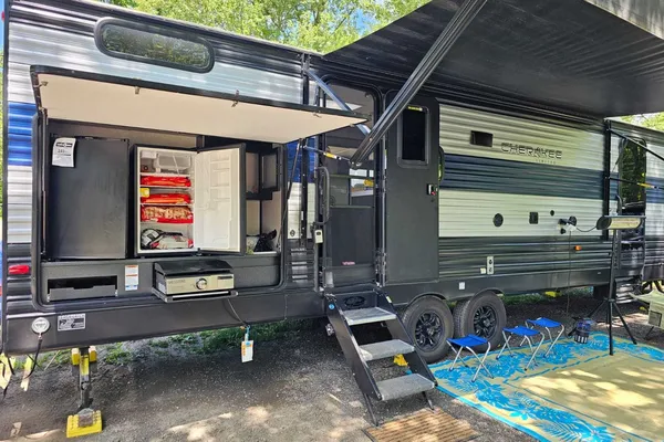 Cherokee Limited 294GEBG, Luxury with Complementary items!
