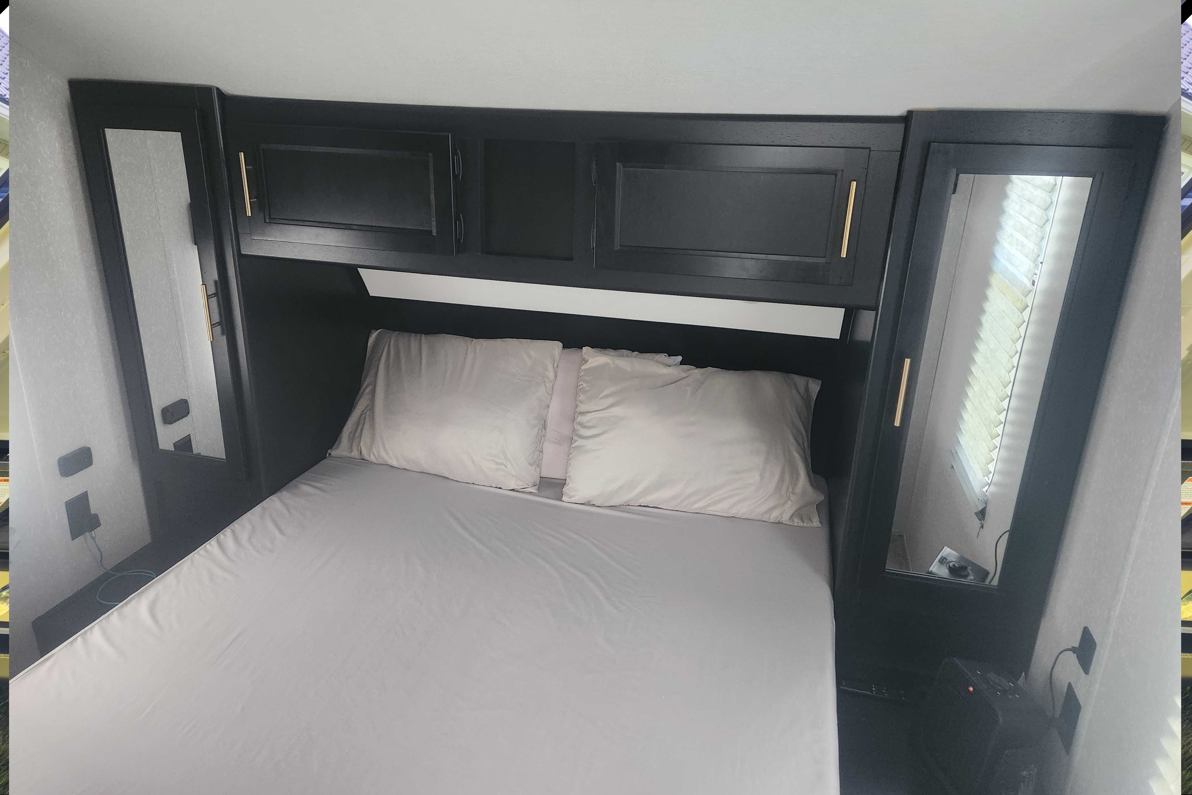 Cherokee Limited 294GEBG, Luxury with Complementary items!