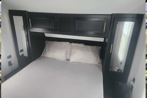 Cherokee Limited 294GEBG, Luxury with Complementary items!