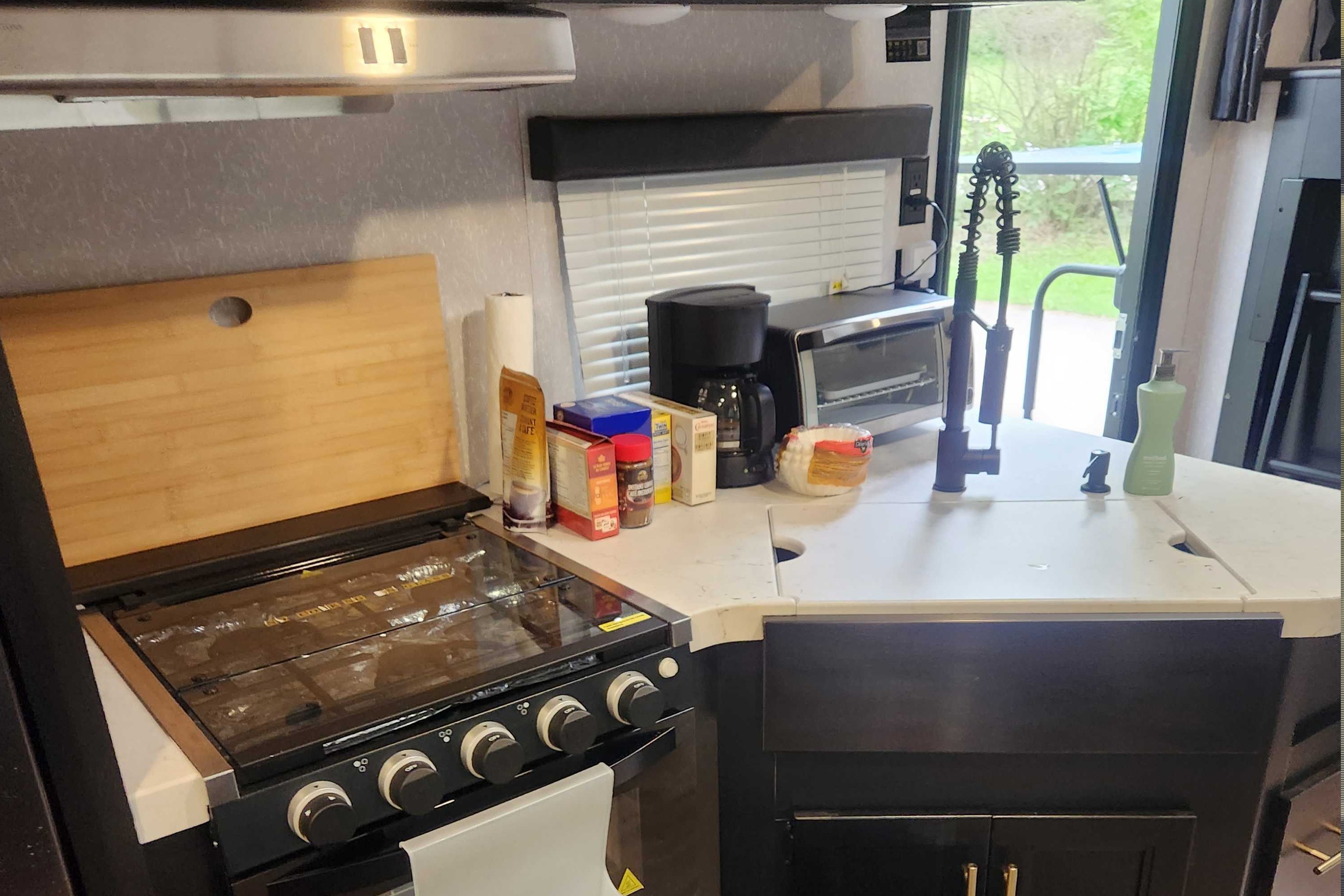 Cherokee Limited 294GEBG, Luxury with Complementary items!