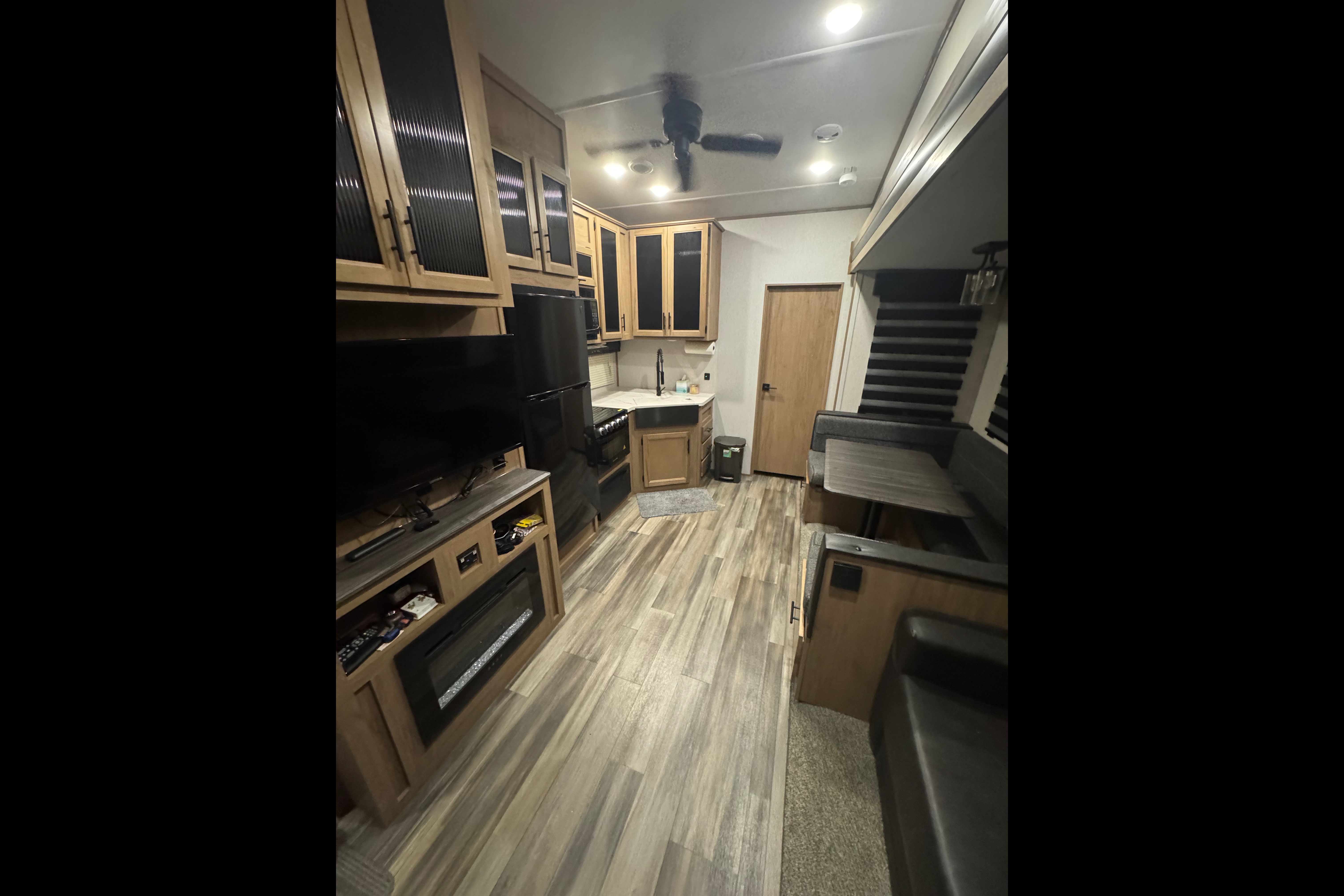 GMs Arctic wolf Fifth Wheel