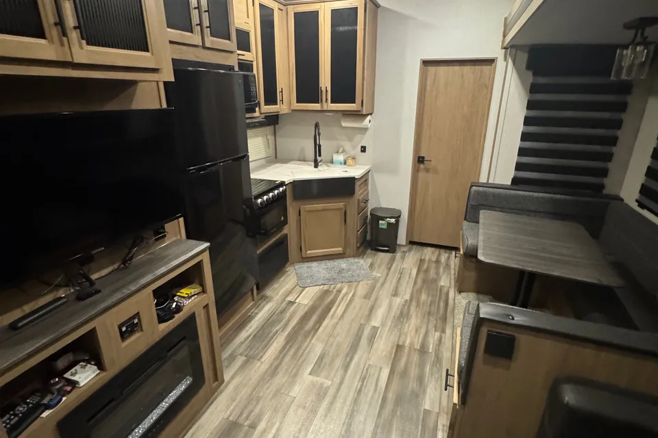 GMs Arctic wolf Fifth Wheel