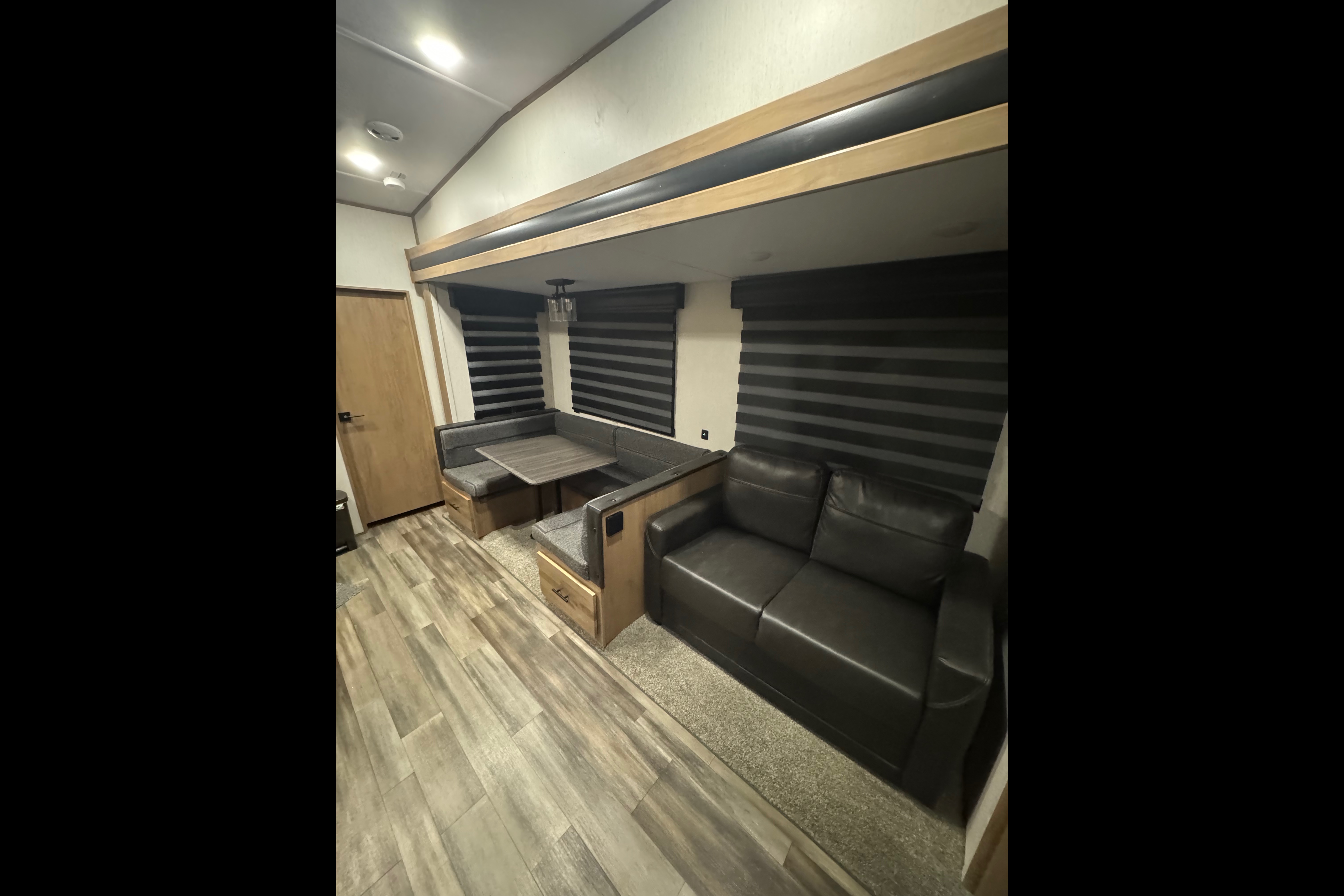 GMs Arctic wolf Fifth Wheel