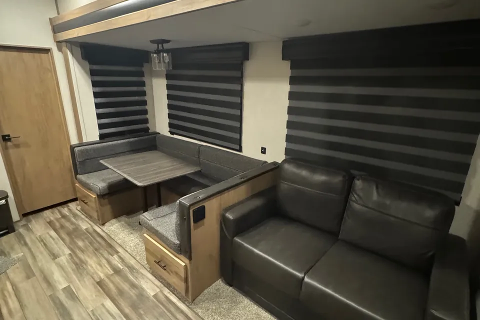 GMs Arctic wolf Fifth Wheel