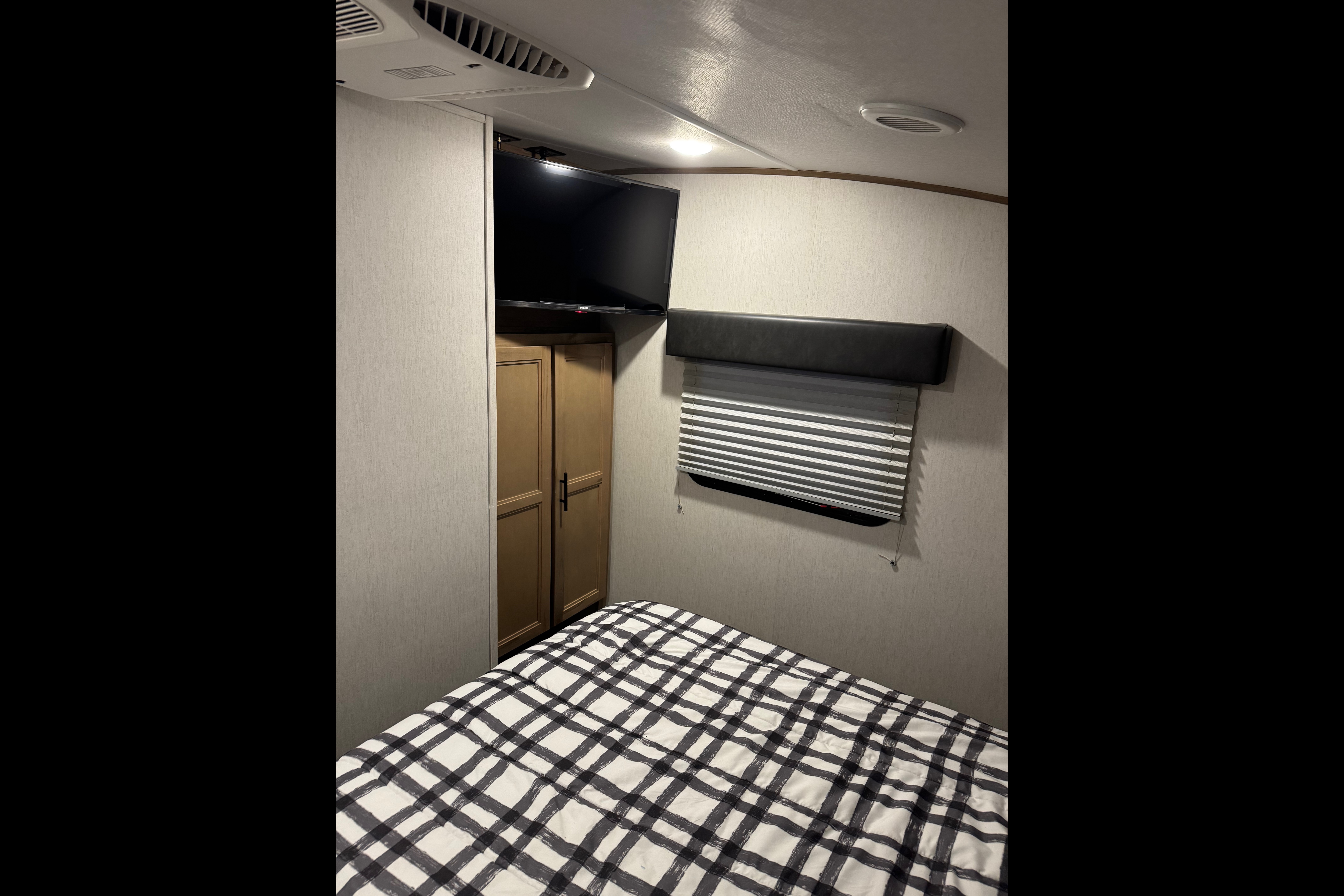 GMs Arctic wolf Fifth Wheel