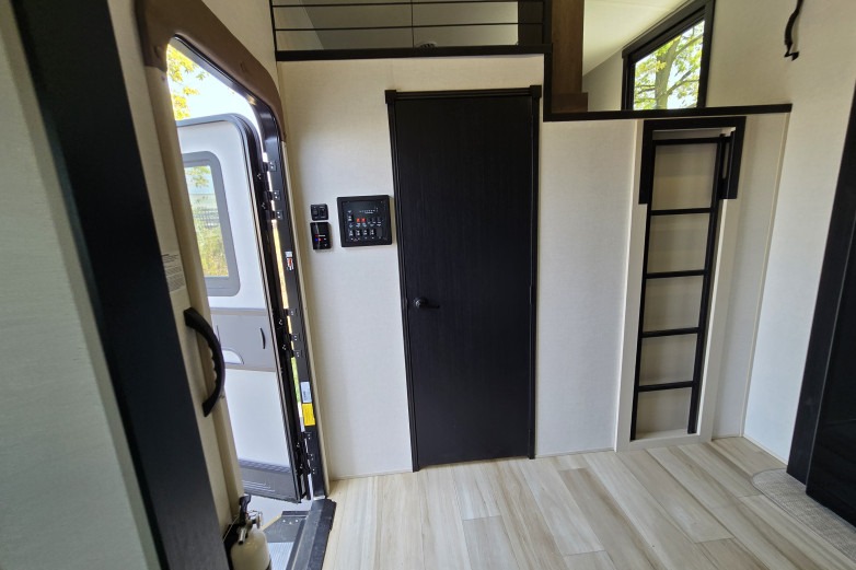 Luxury Forest River Salem Hemisphere 375FAM Fifth Wheel **AMENITIES**