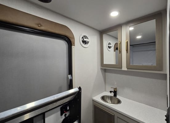 Luxury Forest River Salem Hemisphere 375FAM Fifth Wheel **AMENITIES**