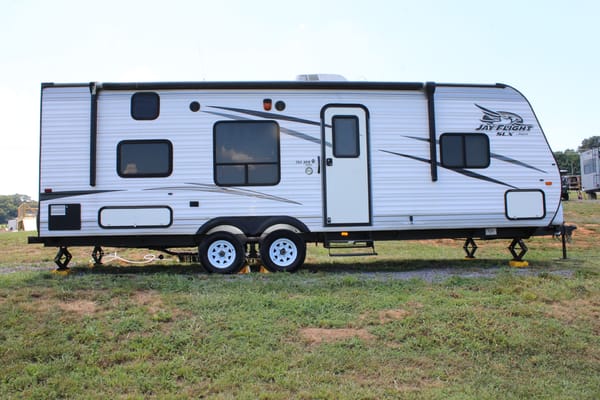 "Sweet Escape" Jayco Jay Flight Sleeps 10 Kid and Pet Friendly
