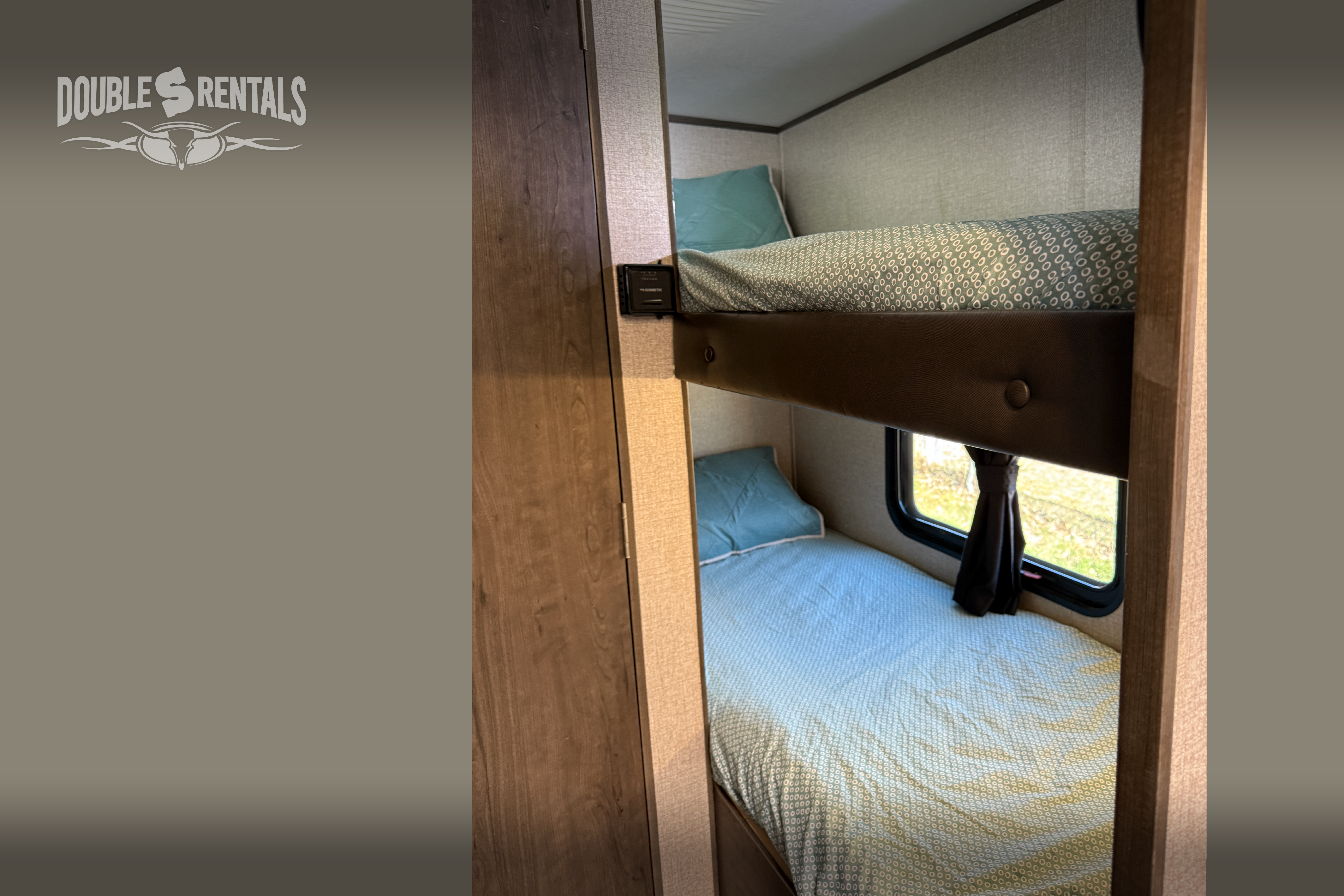ECONOMY JAY FLIGHT with Queen Bed, Bunks, and Full Bath!