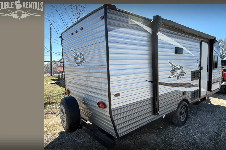 ECONOMY JAY FLIGHT with Queen Bed, Bunks, and Full Bath!